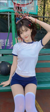哈兰德04年女友亮相极限运动颁奖礼惊艳全场